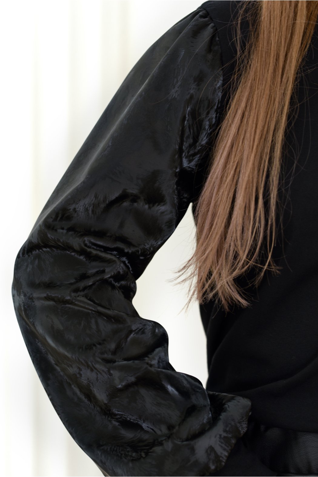 BLUZKA DAMSKA Z OZDOBNYMI RĘKAWAMI - DITA