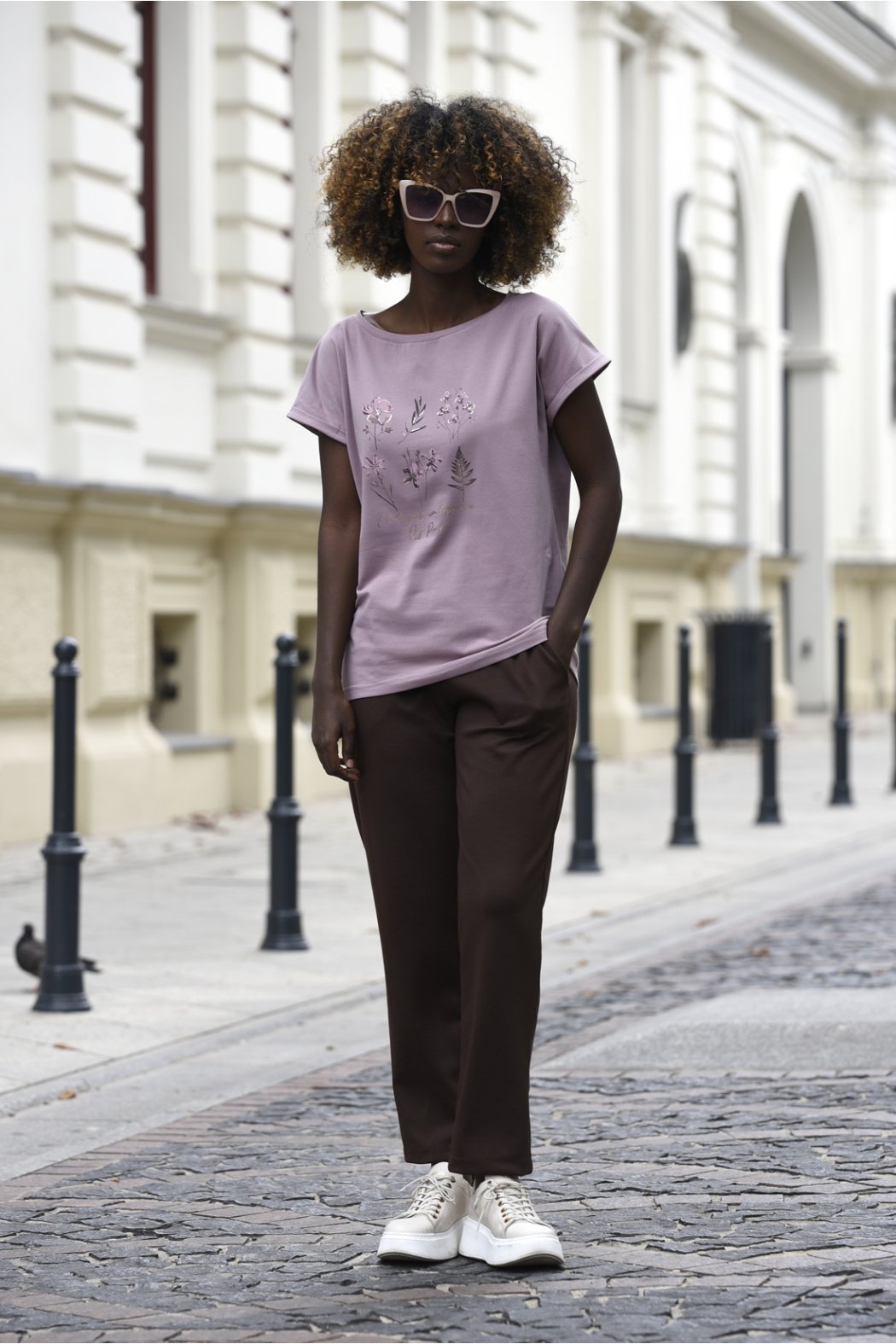 BLUZKA DAMSKA Z KRÓTKIM RĘKAWEM I NADRUKIEM - ŁĄKA