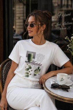 BAWEŁNIANY T-SHIRT Z NADRUKIEM MATCHA
