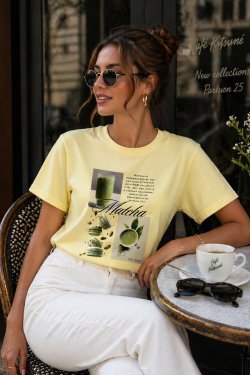 BAWEŁNIANY T-SHIRT Z NADRUKIEM MATCHA