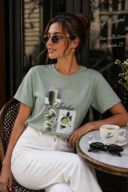 BAWEŁNIANY T-SHIRT Z NADRUKIEM MATCHA