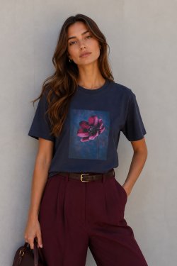 T-SHIRT Z NADRUKIEM FIORA